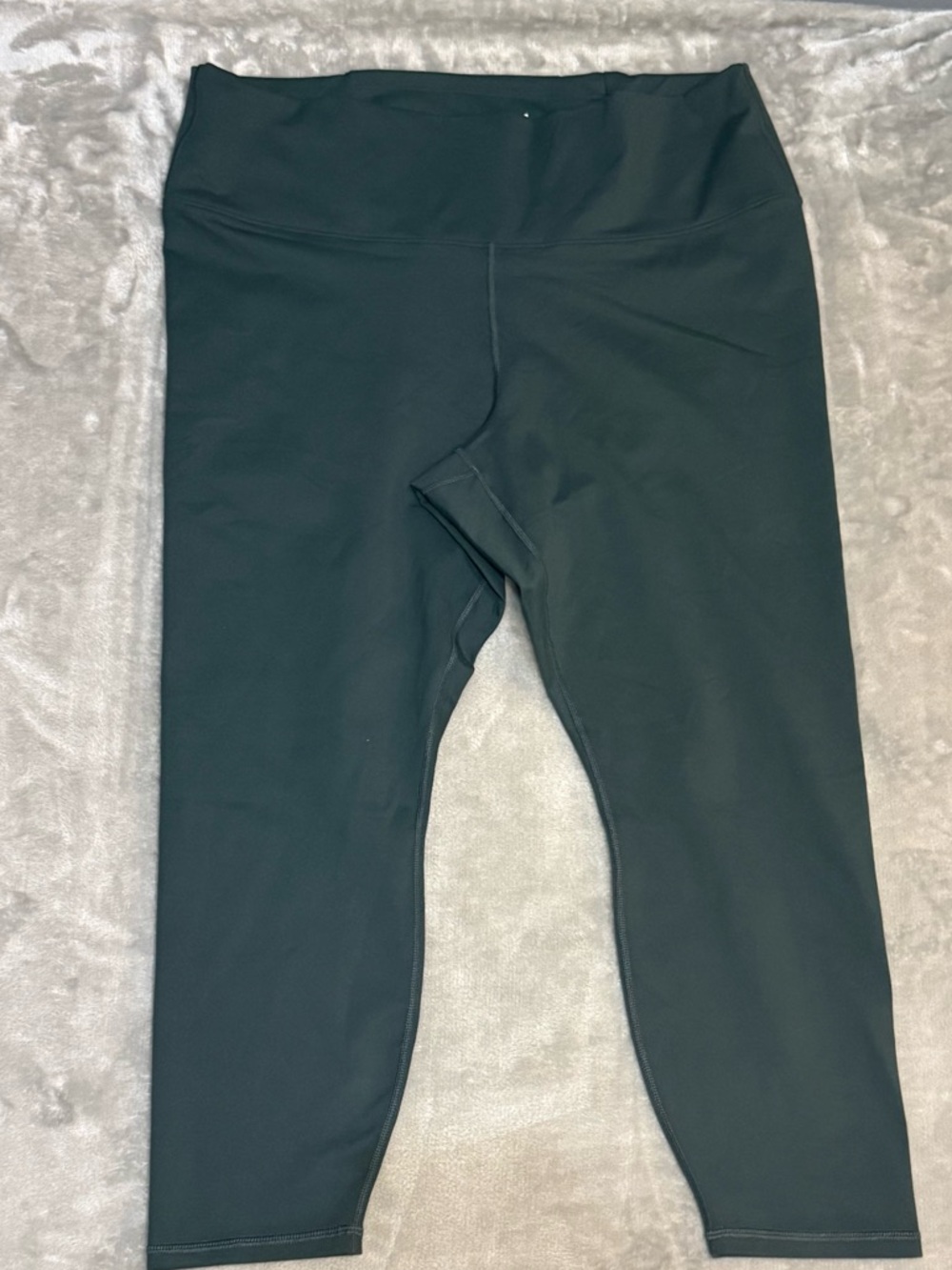 Fabletics Everpine/Classic White Boost Powerhold High-Waisted 7/8 Leggings NWT